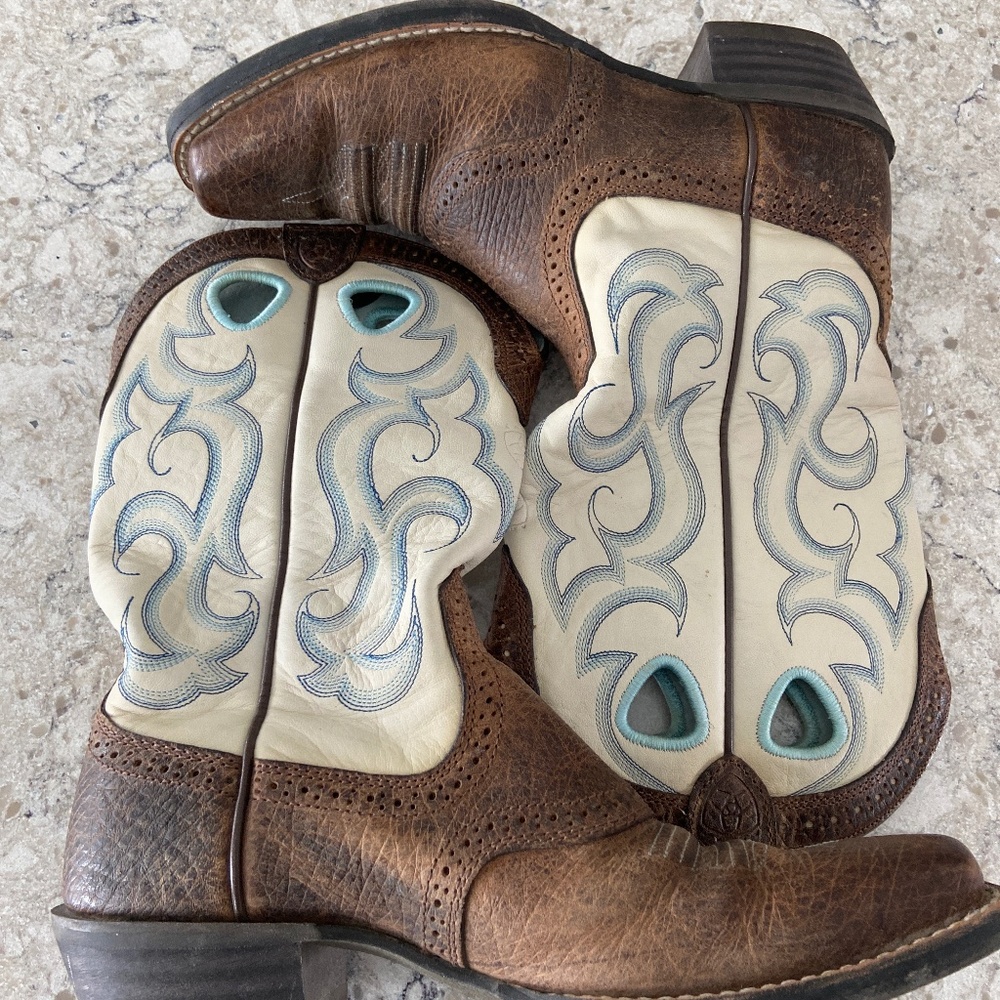 Ariat Women’s Cowgirl Boots, size 6.5 Vintage.Brown boot with blue embroidery
